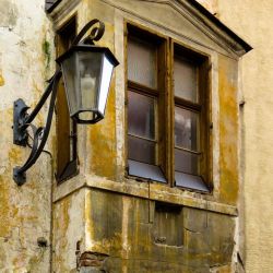 Laterne.an.einem.alten haus.1.2025